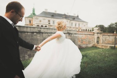 Gelin ve damat el ele tutuşuyor.