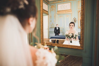 Lüks evli çift, gelin ve damat eski şehirde poz veriyor.