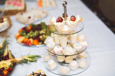 Lezzetli düğün resepsiyonu, tatlı masası.