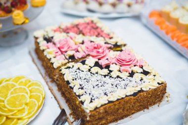 Düğün şekeri büfesinde lezzetli tatlılar, tatlılar, kekler.