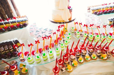 Bir büfe üzerinde pişmiş tatlı çeşitleri