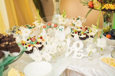 Bir büfe üzerinde pişmiş tatlı çeşitleri