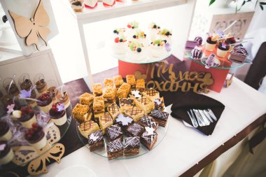 Bir büfe üzerinde pişmiş tatlı çeşitleri