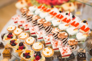 Bir büfe üzerinde pişmiş tatlı çeşitleri