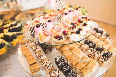 Düğün şekeri büfesinde lezzetli tatlılar, tatlılar, kekler.