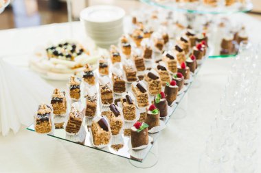 Düğün şekeri büfesinde lezzetli tatlılar, tatlılar, kekler.