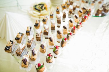 Bir büfe üzerinde pişmiş tatlı çeşitleri