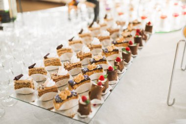 Düğün şekeri büfesinde lezzetli tatlılar, tatlılar, kekler.