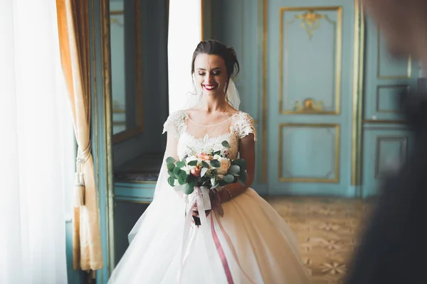 Preciosa pareja feliz boda, novia con vestido blanco largo posando en palacio —  Fotos de Stock