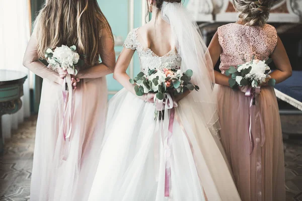 Sposa tenuta grande e bellissimo bouquet da sposa con fiori — Foto Stock