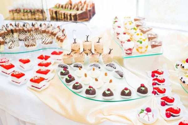 Olika typer av bakade sötsaker på en buffé — Stockfoto