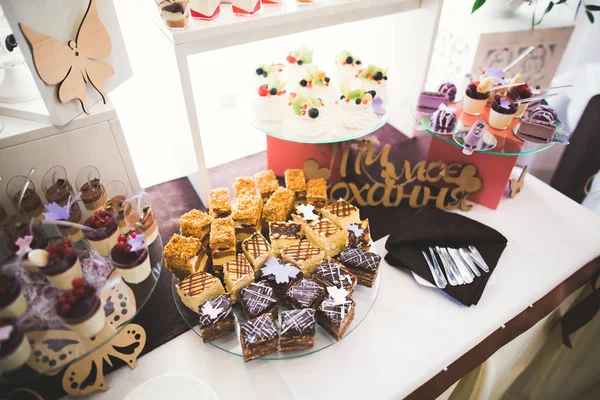 Bir büfe üzerinde pişmiş tatlı çeşitleri