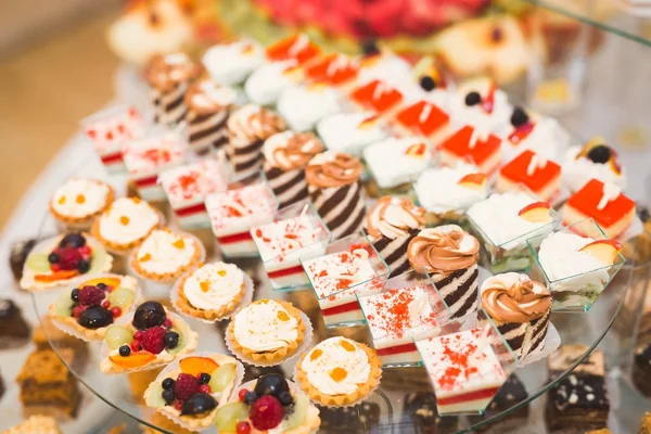 Verschillende soorten gebakken snoep op een buffet — Stockfoto