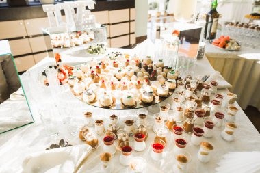 Enfes ve lezzetli bir tatlı masası ve resepsiyonda kapkek fotoğrafları.