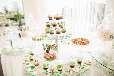 Düğün şekeri büfesinde lezzetli tatlılar, tatlılar, kekler.