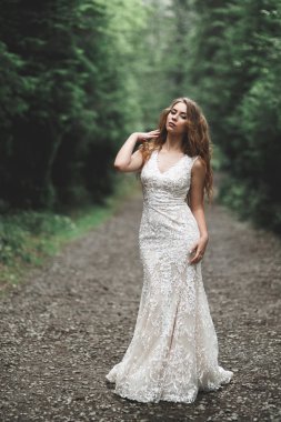 Zarif beyaz elbiseler içinde güzel bir gelin