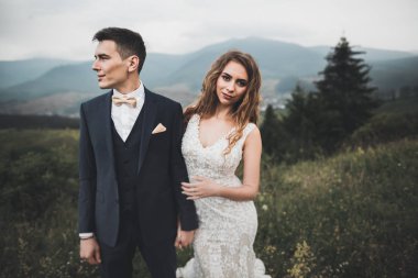 Gelin ve damat el ele tutuşuyor.