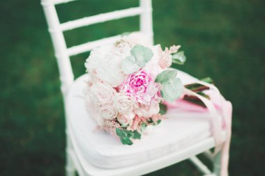 Farklı çiçeklerle güzel bir düğün buketi, güller