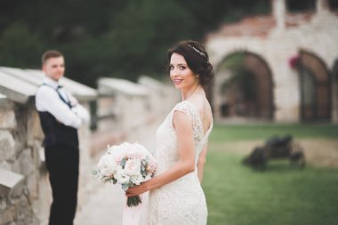 Mükemmel bir çift gelin ve damat düğün günlerinde poz verip öpüşürler.