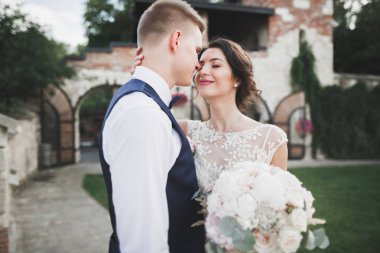 Botanik parkında yürüyen mutlu bir çift.