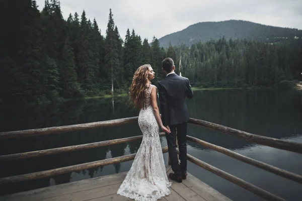 Perfektní pár nevěsta, ženich pózování a líbání v jejich svatební den — Stock fotografie