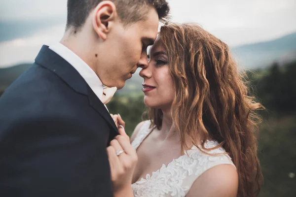 Retrato sensual de um jovem casal de casamentos. Ao ar livre — Fotografia de Stock