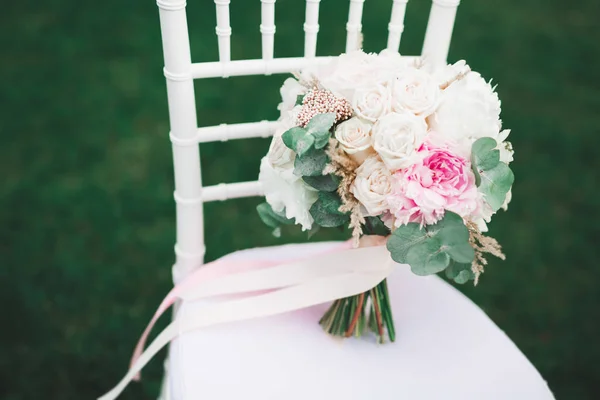 Beau bouquet de mariage avec différentes fleurs, roses — Photo