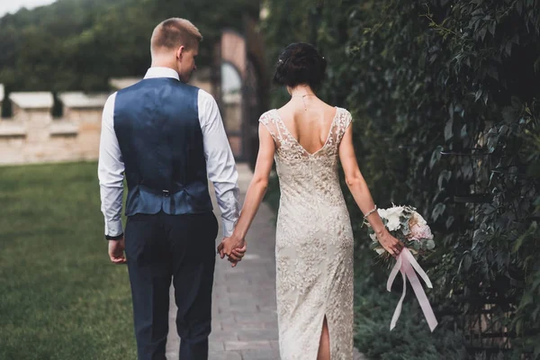 Matrimonio coppia sposa e sposo tenendosi per mano — Foto Stock