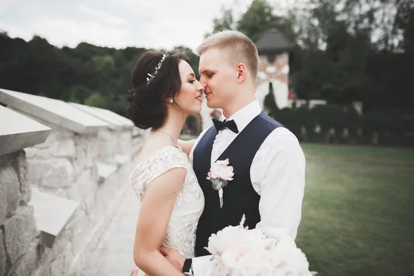 Sinnliches Porträt eines jungen Hochzeitspaares. Draußen — Stockfoto