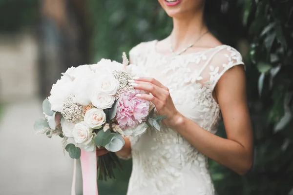 Sposa tenuta grande e bellissimo bouquet da sposa con fiori — Foto Stock