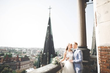 Öpüşen düğün çifti güzel manzarada kalıyor.