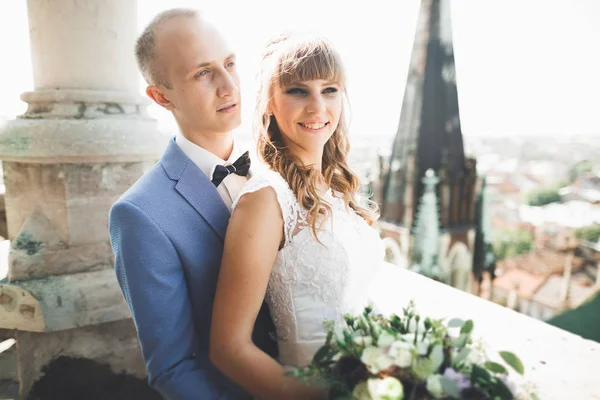 Hermosa pareja de boda en la ciudad vieja de Lviv — Foto de Stock