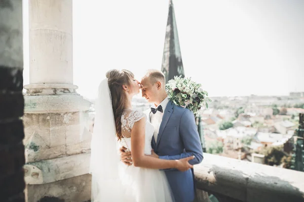 Casal lindo na cidade velha de Lviv — Fotografia de Stock