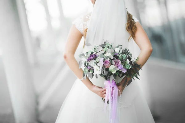 Braut hält großen und schönen Hochzeitsstrauß mit Blumen — Stockfoto