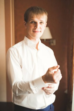 Genç ve yakışıklı bir adam iş toplantısından sonra bir otelde dinleniyor.