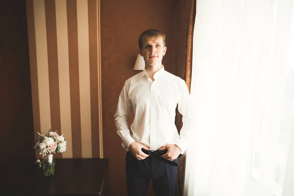 Hermoso hombre, novio posando y preparándose para la boda —  Fotos de Stock