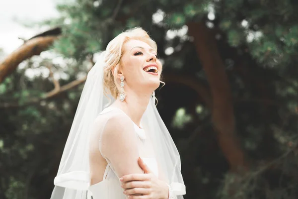 Vacker brud poserar i bröllopsklänning utomhus — Stockfoto