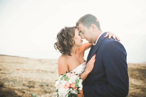 Retrato sensual de una joven pareja de novios. Exterior —  Fotos de Stock