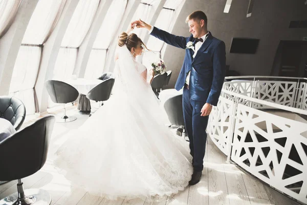 Coppia perfetta sposa, sposo posa e baci nel loro giorno del matrimonio — Foto Stock