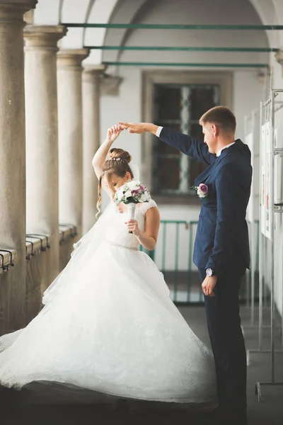 Lusso coppia di matrimoni sposati, sposa e sposo posa nella città vecchia — Foto Stock