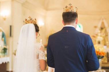 Düğün çifti kilisede evleniyor.