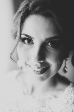 Beyaz elbiseli lüks gelin düğün törenine hazırlanırken poz veriyor.