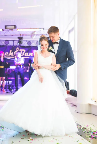 Beau couple de mariage caucasien vient de se marier et de danser leur première danse — Photo