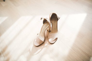 Gelin için beyaz şık düğün ayakkabıları. Yakın plan.