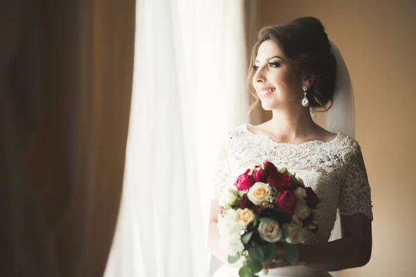 Luxury bride in white dress posing while preparing for the wedding ceremony — Stock Photo, Image