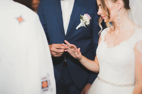 Braut und Bräutigam tauschen Eheringe aus. Stilvolle offizielle Trauung des Paares — Stockfoto