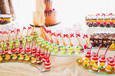 Enfes ve lezzetli bir tatlı masası ve resepsiyonda kapkek fotoğrafları.