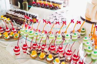 Düğün şekeri büfesinde lezzetli tatlılar, tatlılar, kekler.