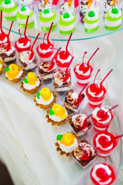 Düğün şekeri büfesinde lezzetli tatlılar, tatlılar, kekler.