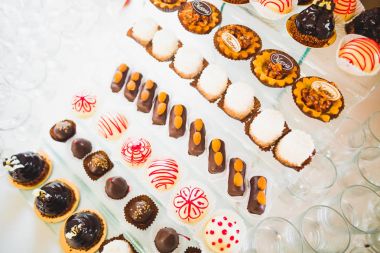 Bir büfe üzerinde pişmiş tatlı çeşitleri